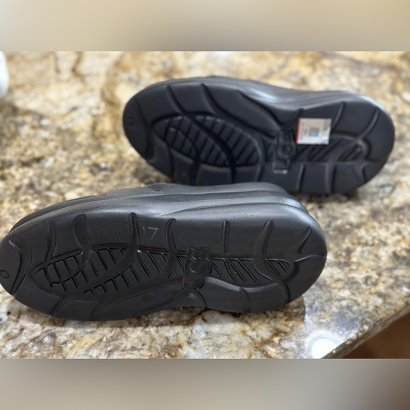 UGG Women's Sport Yeah Clog, black color and 8 in size. - Picture 3 of 5